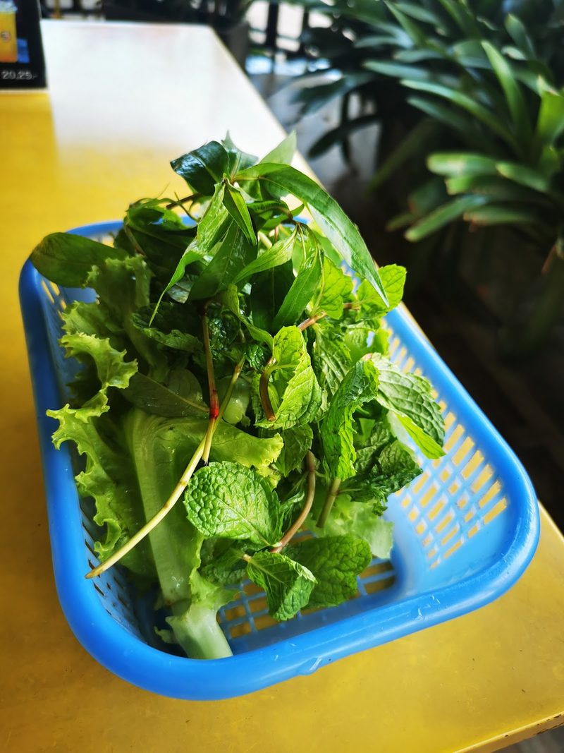 ตะกร้าผักกาดและสมุนไพรสดสำหรับกินคู่เฝอ